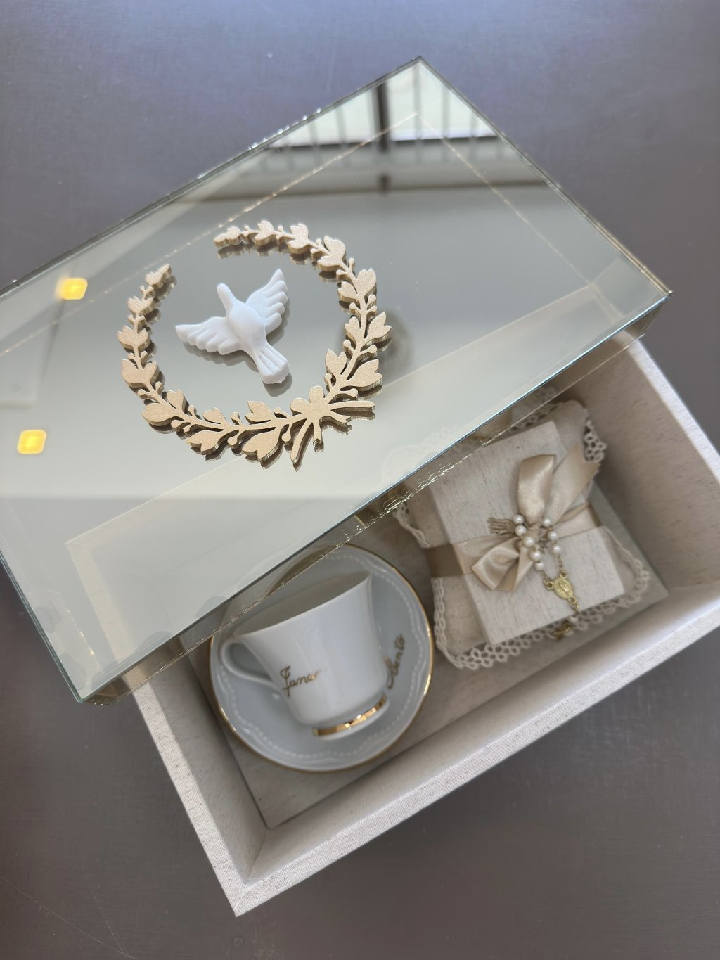 Convite de Padrinhos luxo com 1 xícara de porcelana com pires 1 almofada com terço e livro Salva joia 