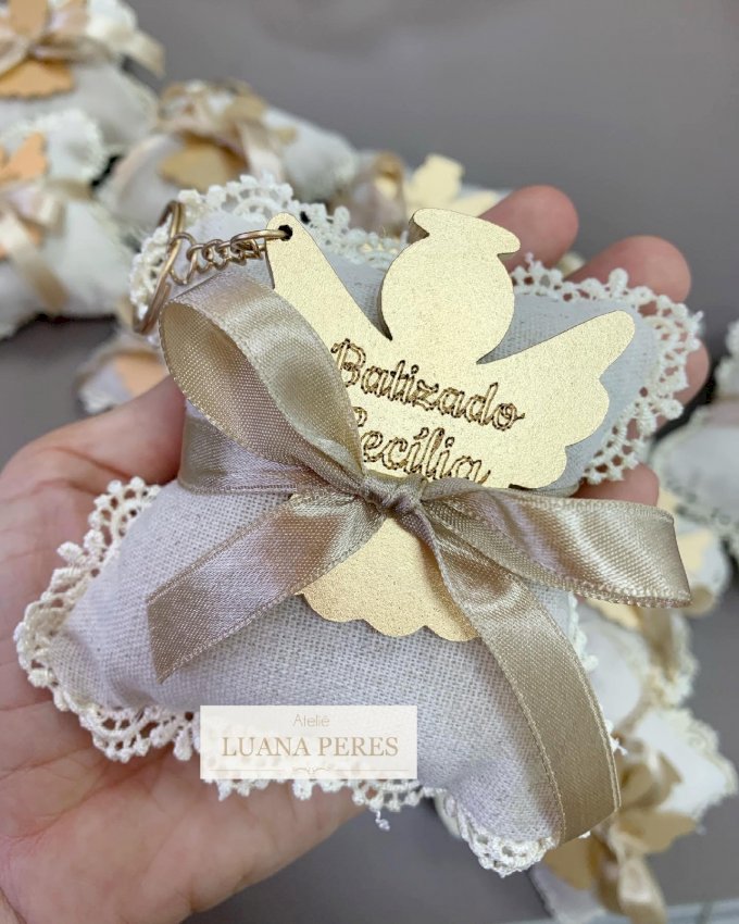 Almofada com chaveiro batizado 