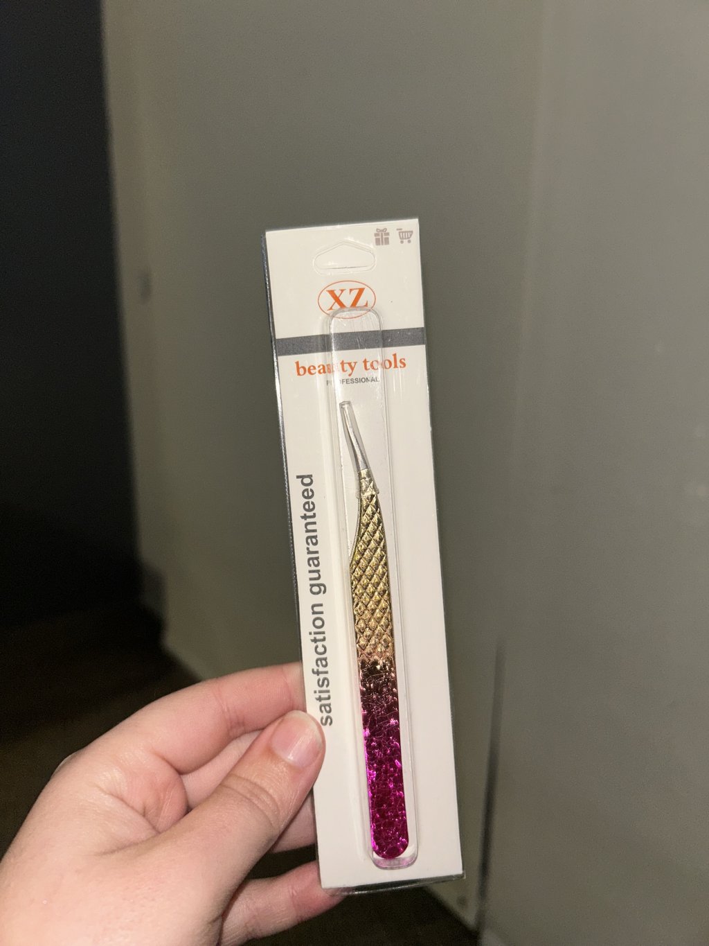 Pinça de cílios rosa com dourado 