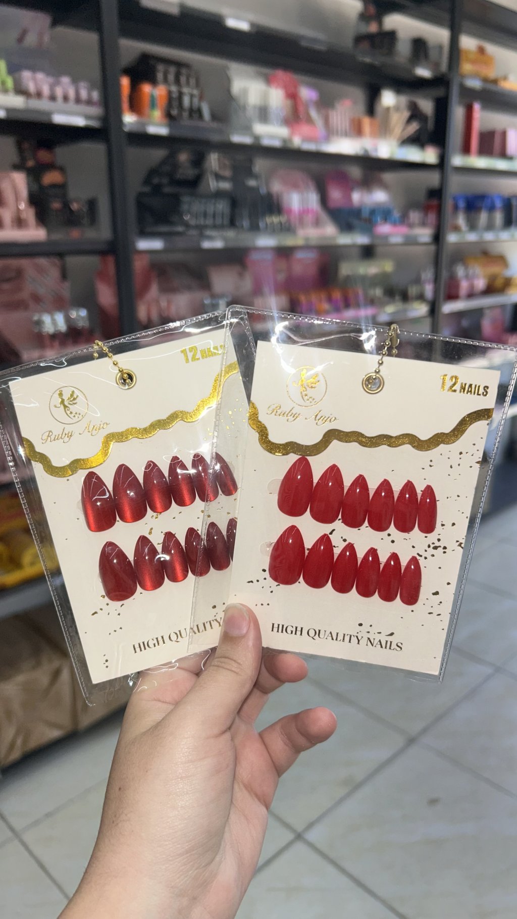 Unha postiça amendoada 