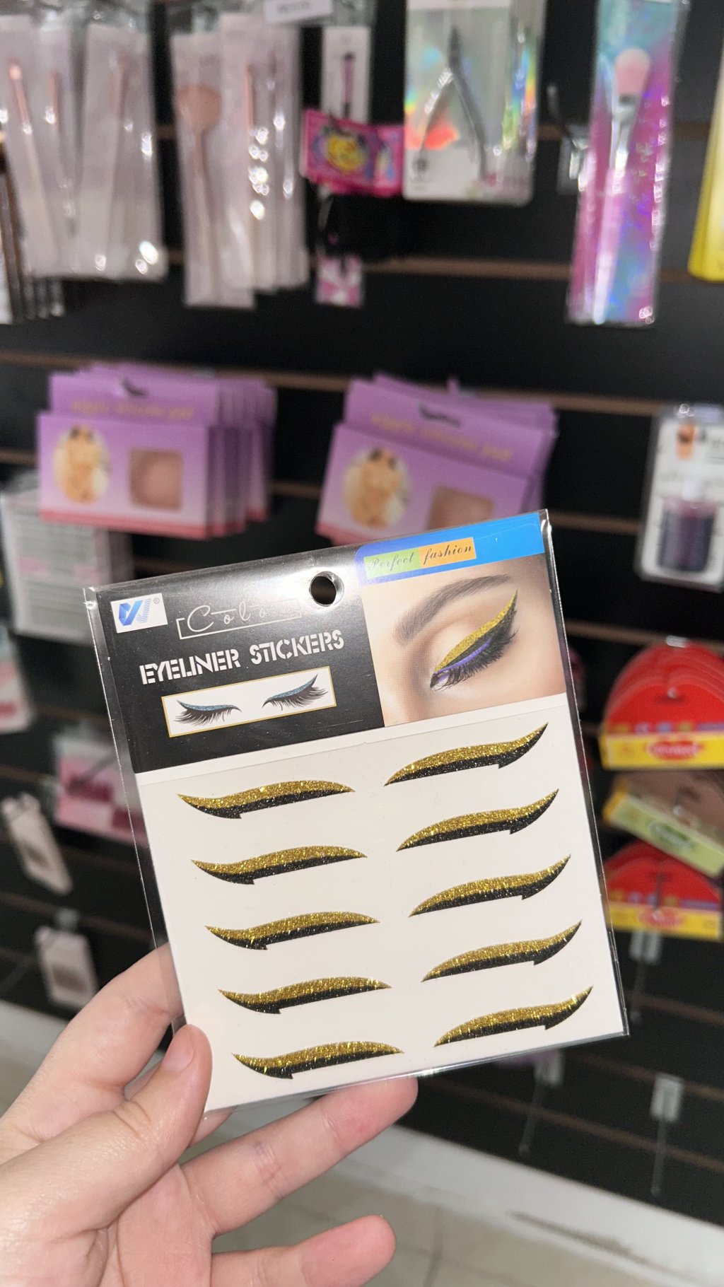 Delineado adesivo dourado 