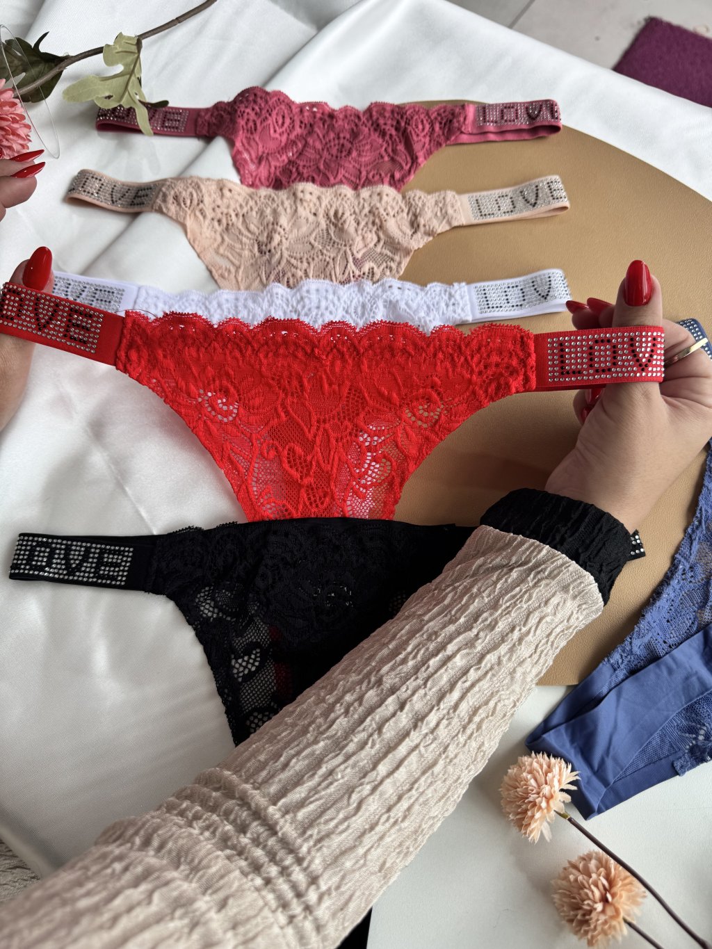 Calcinha love secrets de renda