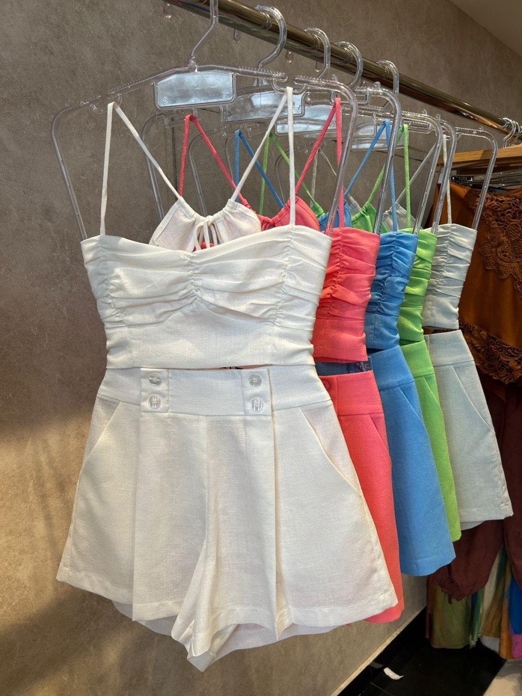 Conjunto top franzidos amarração costas e short detalhe botões cos Salgu SJ-1018
