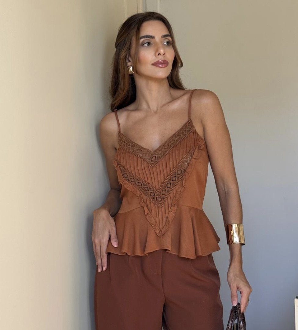 Blusa alça plissados e babado barra Deligth 
