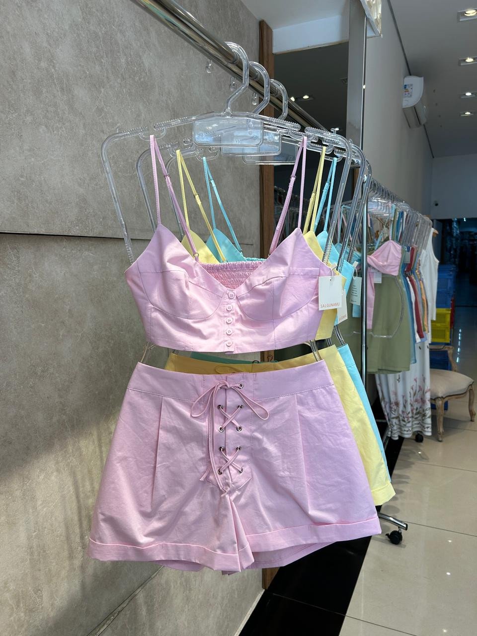 Conjunto cropped botõezinhos e short fitinha frontal Salgu 
