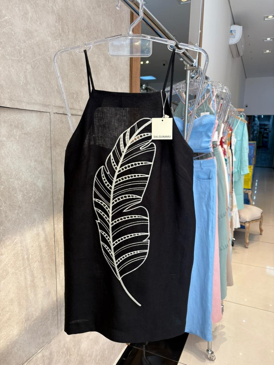 Vestido curto alça solto bordado folha Salgu