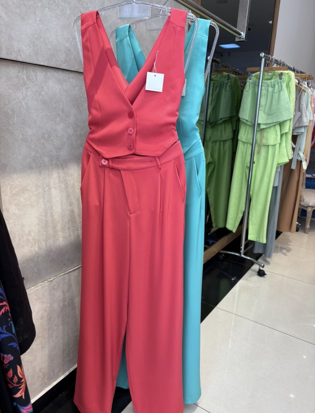 Conjunto colete detalhe costas calça os deslocado Salgu