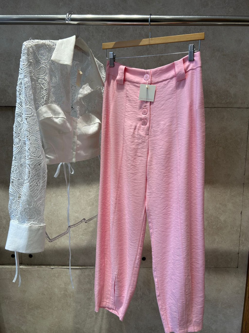 Calça cenoura botões frontal com passantes Salgu