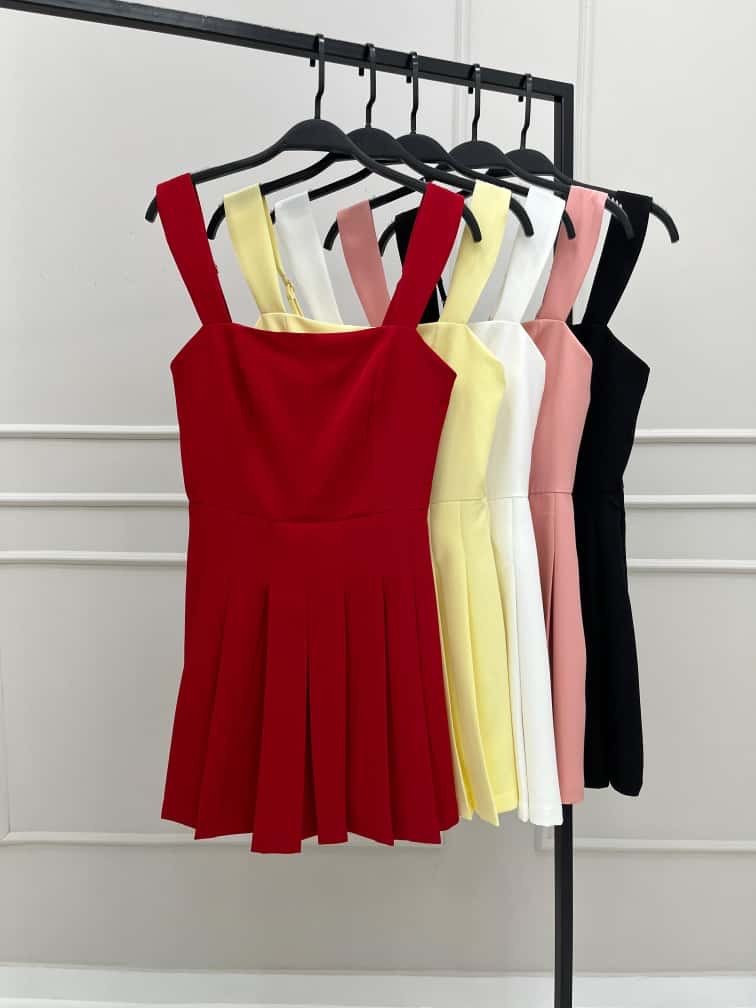 Vestido curto decote reto alca larga saia plissada HP