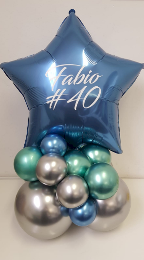 Base de Mesa com Balão Metalizado em Formato de Estrela Personalizado, Balões nas Cores Verde Metálico, Prata Metálico e Azul Metálico