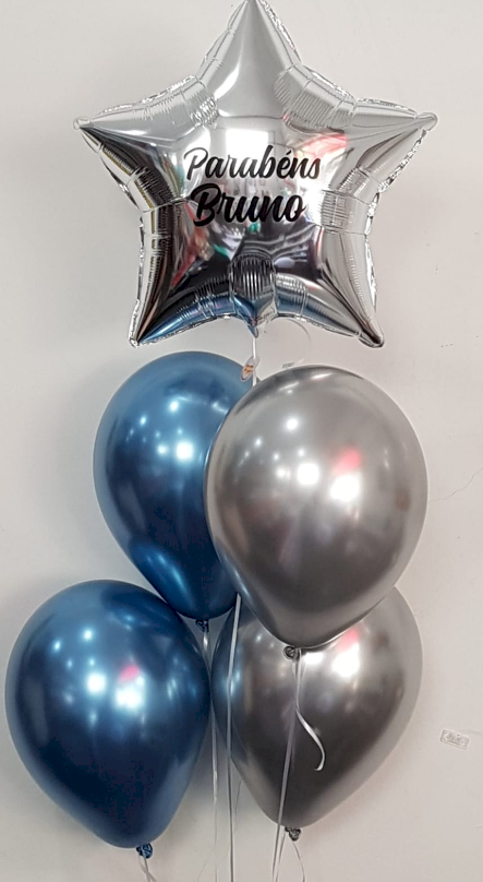 Buquê de Balões com Gás Hélio 1 Estrela Metalizada na Cor Prata Personalizado em Preto + 4 Balões de Látex nas Cores Prata Metálico e Azul Metálico