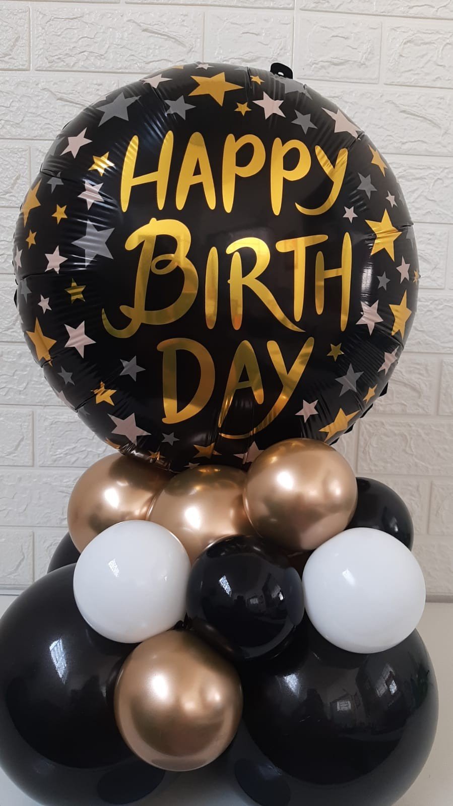 Arranjo de mesa metalizado Happy Birthday, balões em preto, dourado e branco