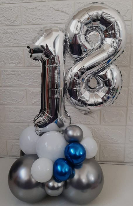 Base de balões com idade nas cores branco, azul metálico e prata 