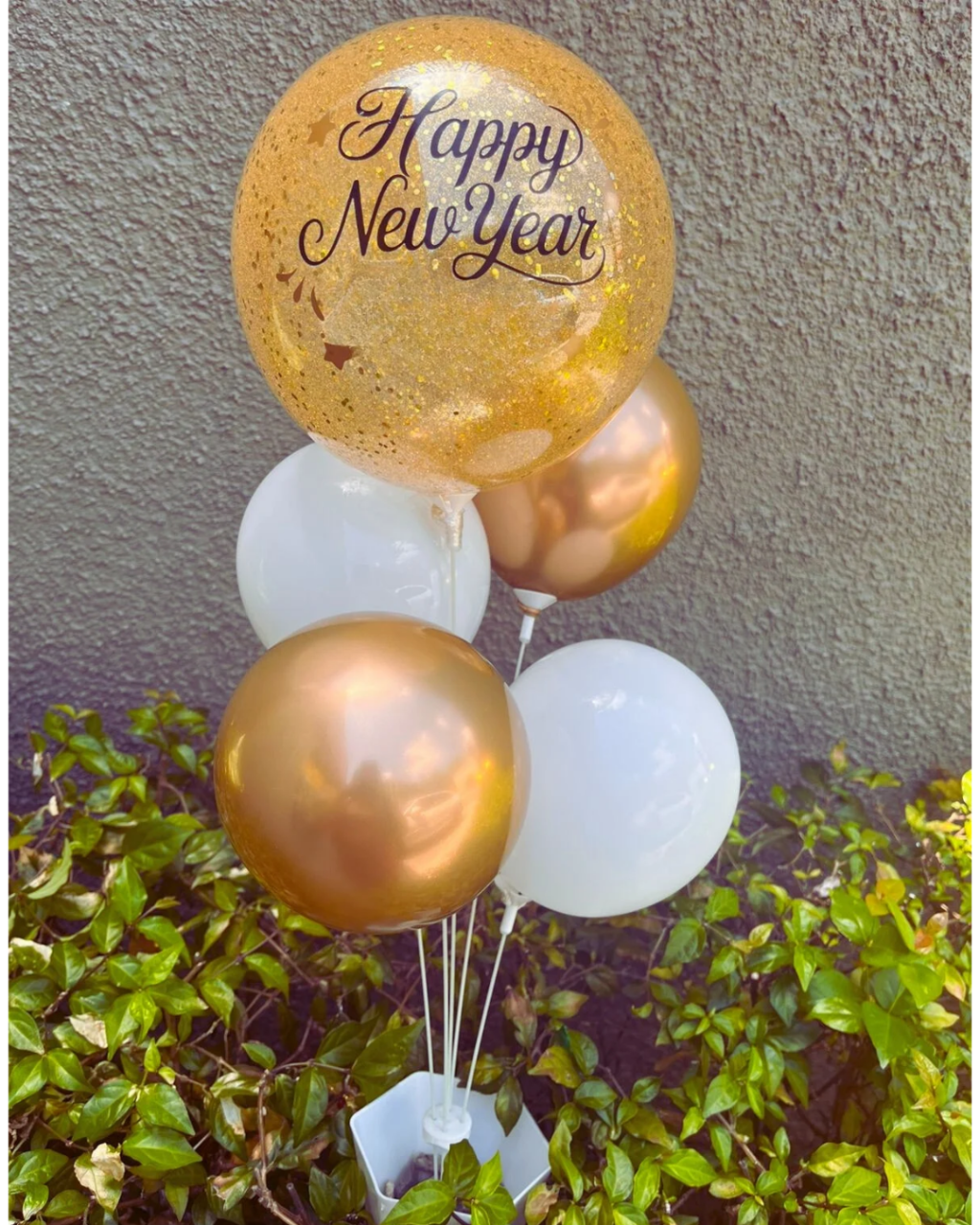 Cachepot com bubble 9' personalizado no topo + 4 balões 5'