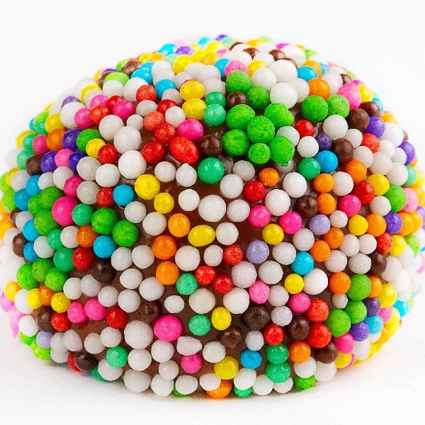 Brigadeiro de chocolate com miçangas coloridas