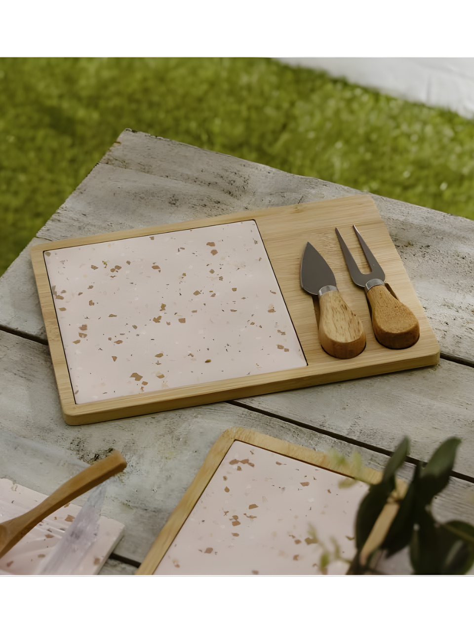 CONJUNTO C/4 PEÇAS P/QUEIJO COM BANDEJA DE BAMBU E TABUA TERRAZO 7908122204487 / REF 68014