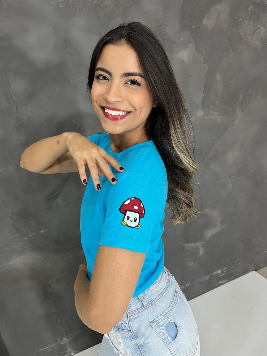  Tshirt Bordada na manga Cogomelo- Azul celeste 