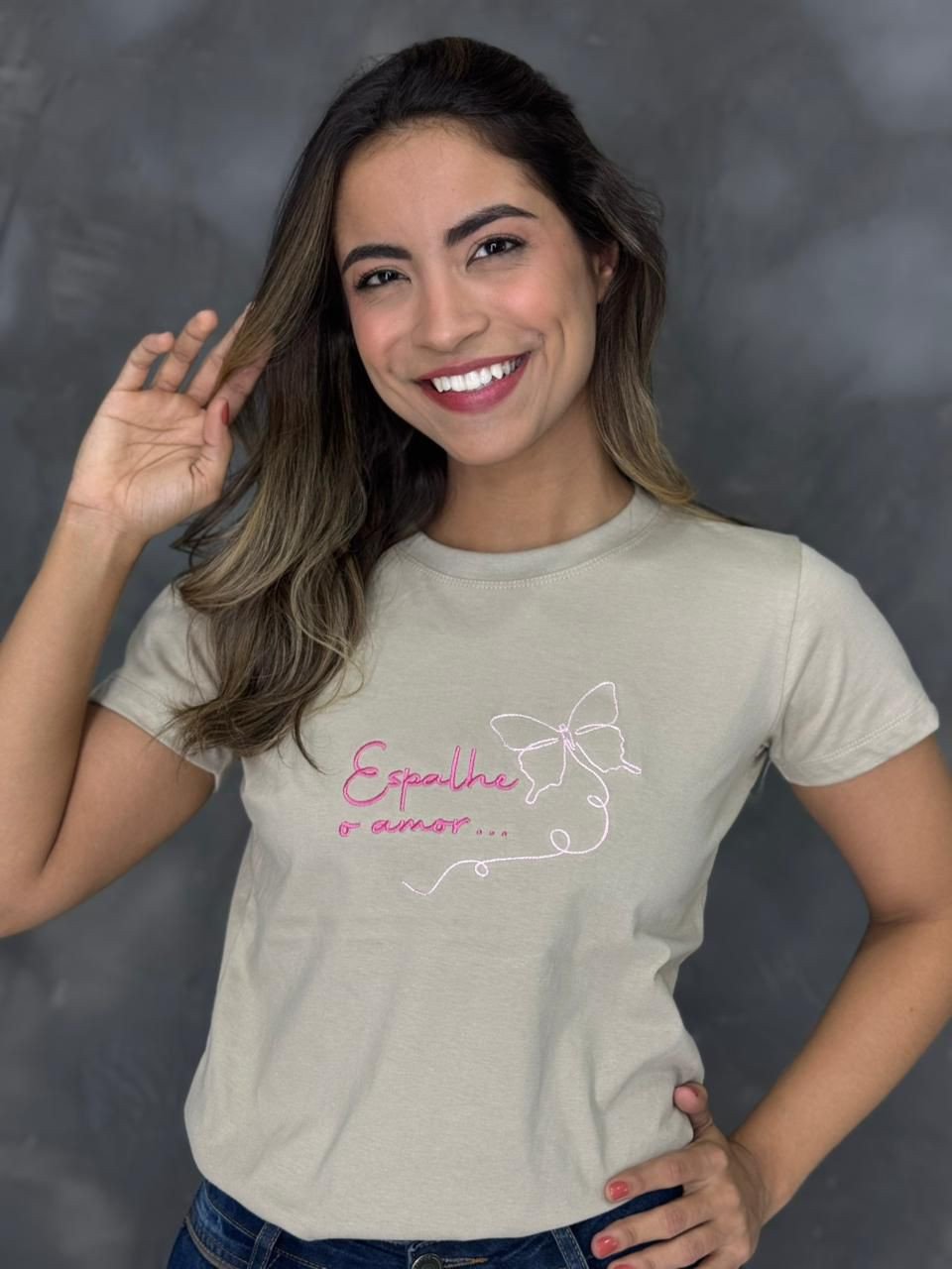 Tshirt bordadas espalhe o amor cor nude 