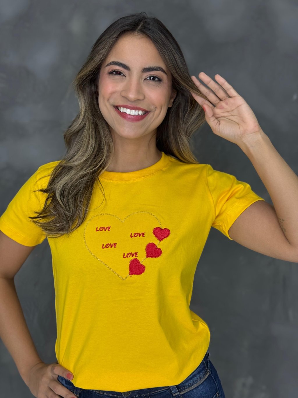 t-shirt bordada coração love cor amarelo ouro 