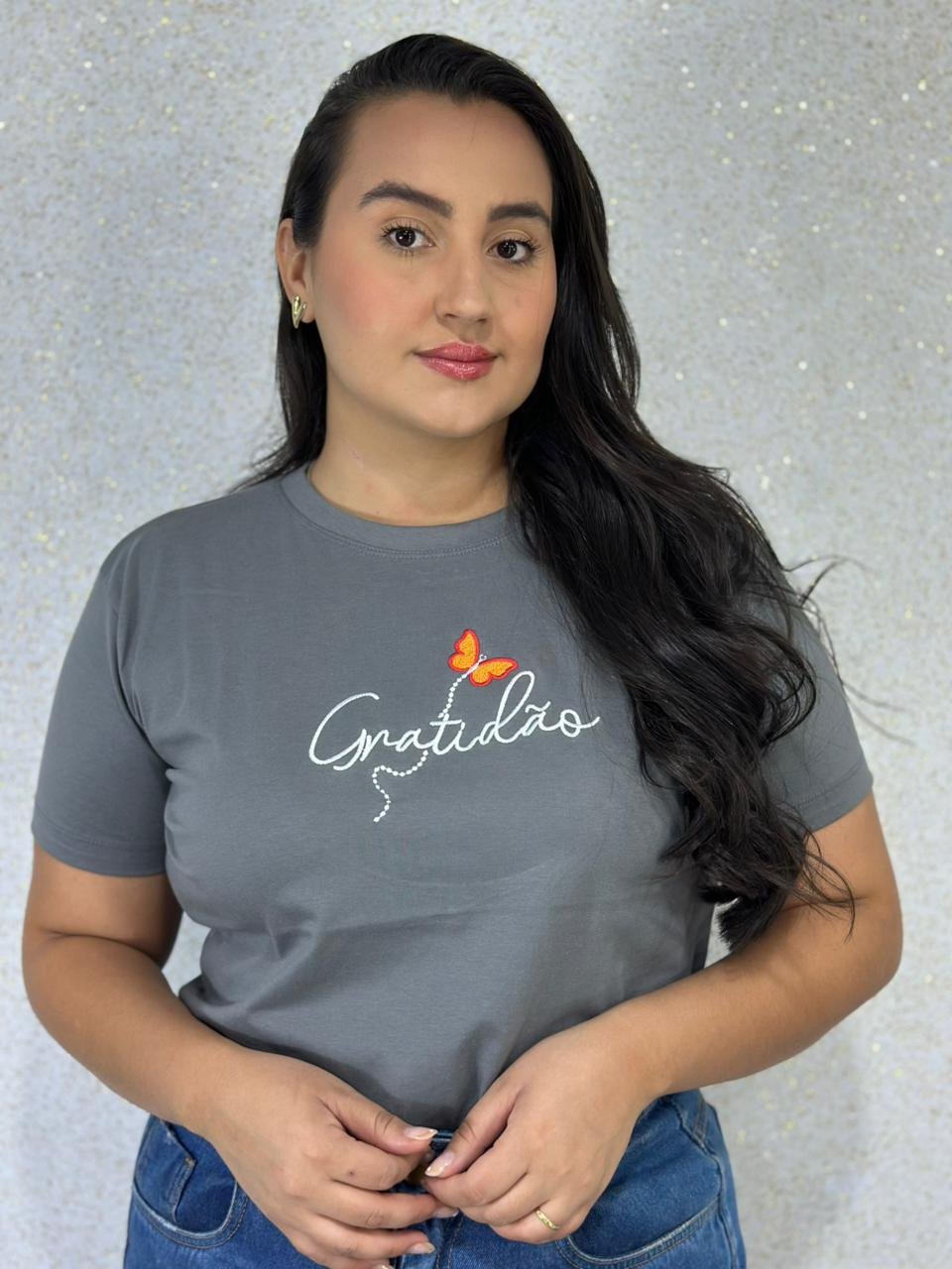 t-shirt bordada gratidão cor cinza 