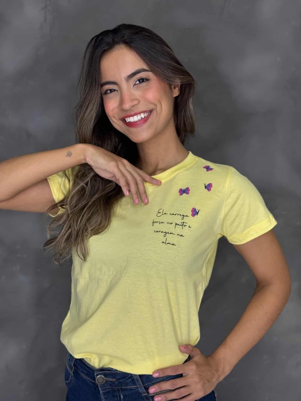 Ela carrega força no peito e coragem na alma / amarelo bebê 