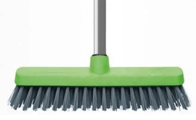 VASSOURA RÍGIDA PLÁSTICA 25CM COM CABO